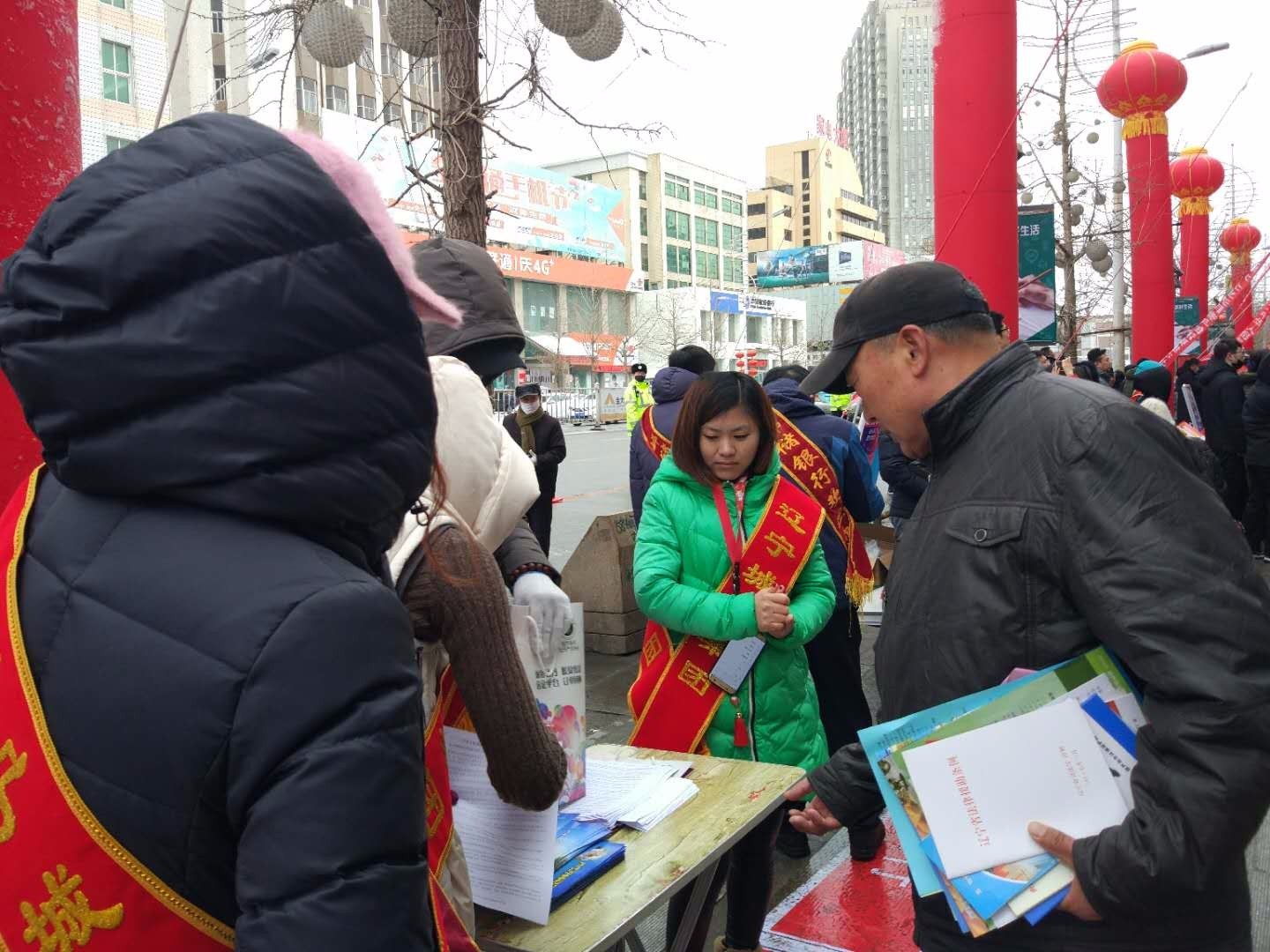 遼寧城投集團參加葫蘆島市紀念3.15國際消費者權益日活動